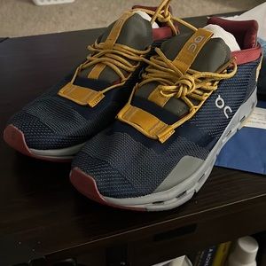 On cloud athletic shoes size 9.5